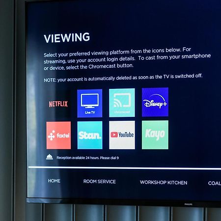 Powerhouse Hotel Tamworth By Rydges Eksteriør billede A television with a built-in Chromecast