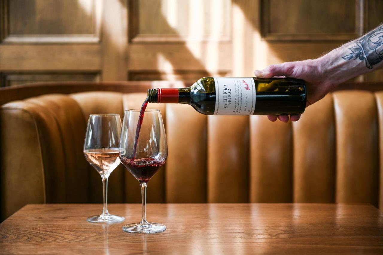 Powerhouse Hotel Tamworth By Rydges Eksteriør billede Wine being poured