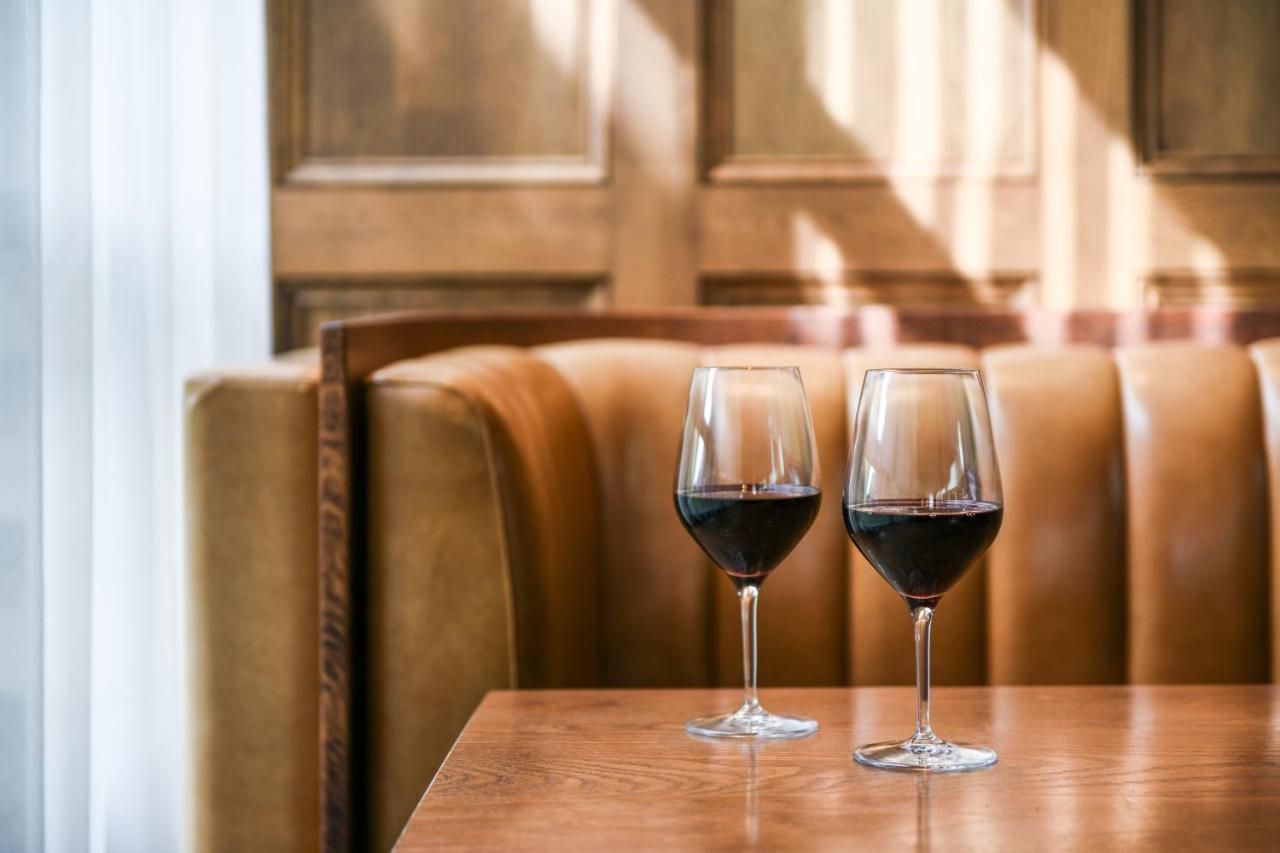 Powerhouse Hotel Tamworth By Rydges Eksteriør billede Wine at the restaurant