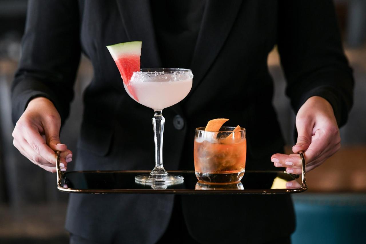 Powerhouse Hotel Tamworth By Rydges Eksteriør billede A server holding a tray of cocktails