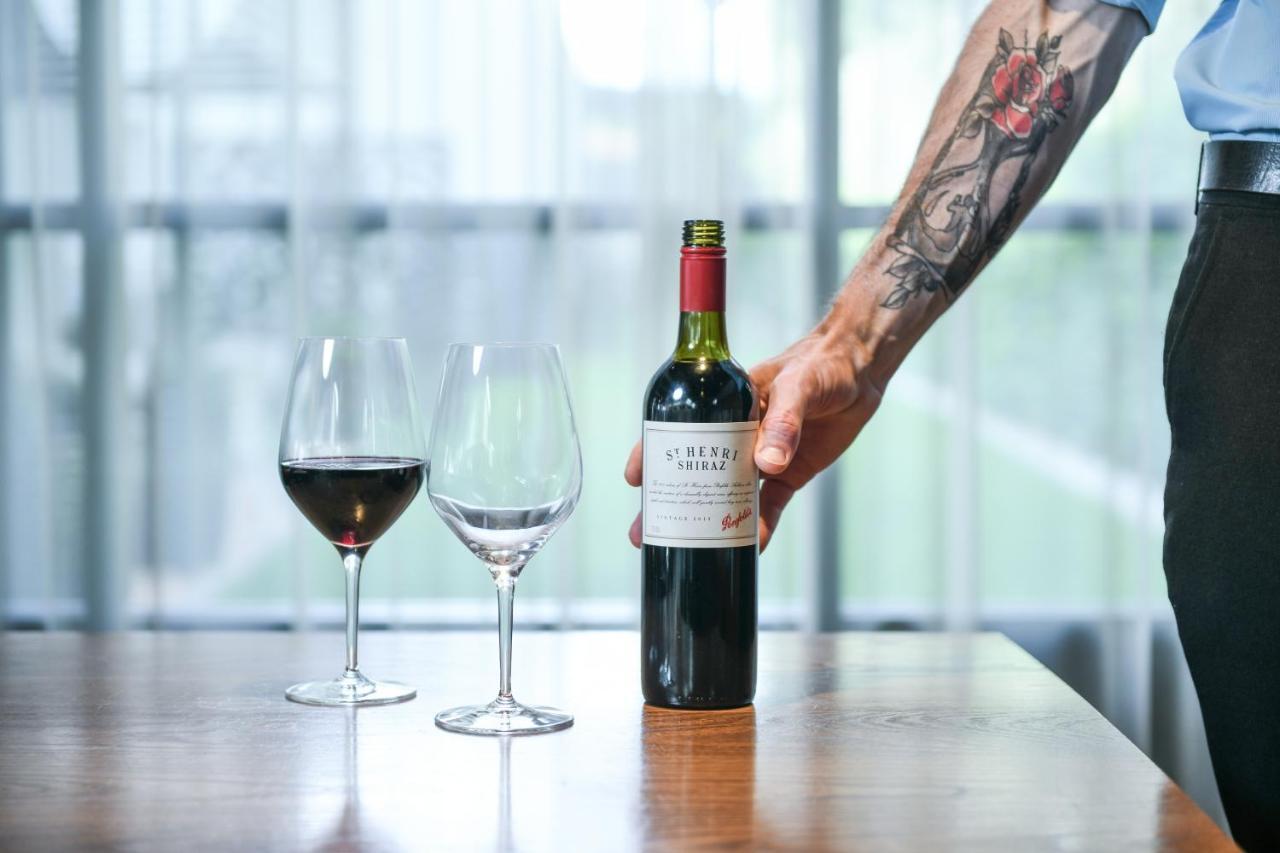 Powerhouse Hotel Tamworth By Rydges Eksteriør billede A wine server holding a bottle of wine