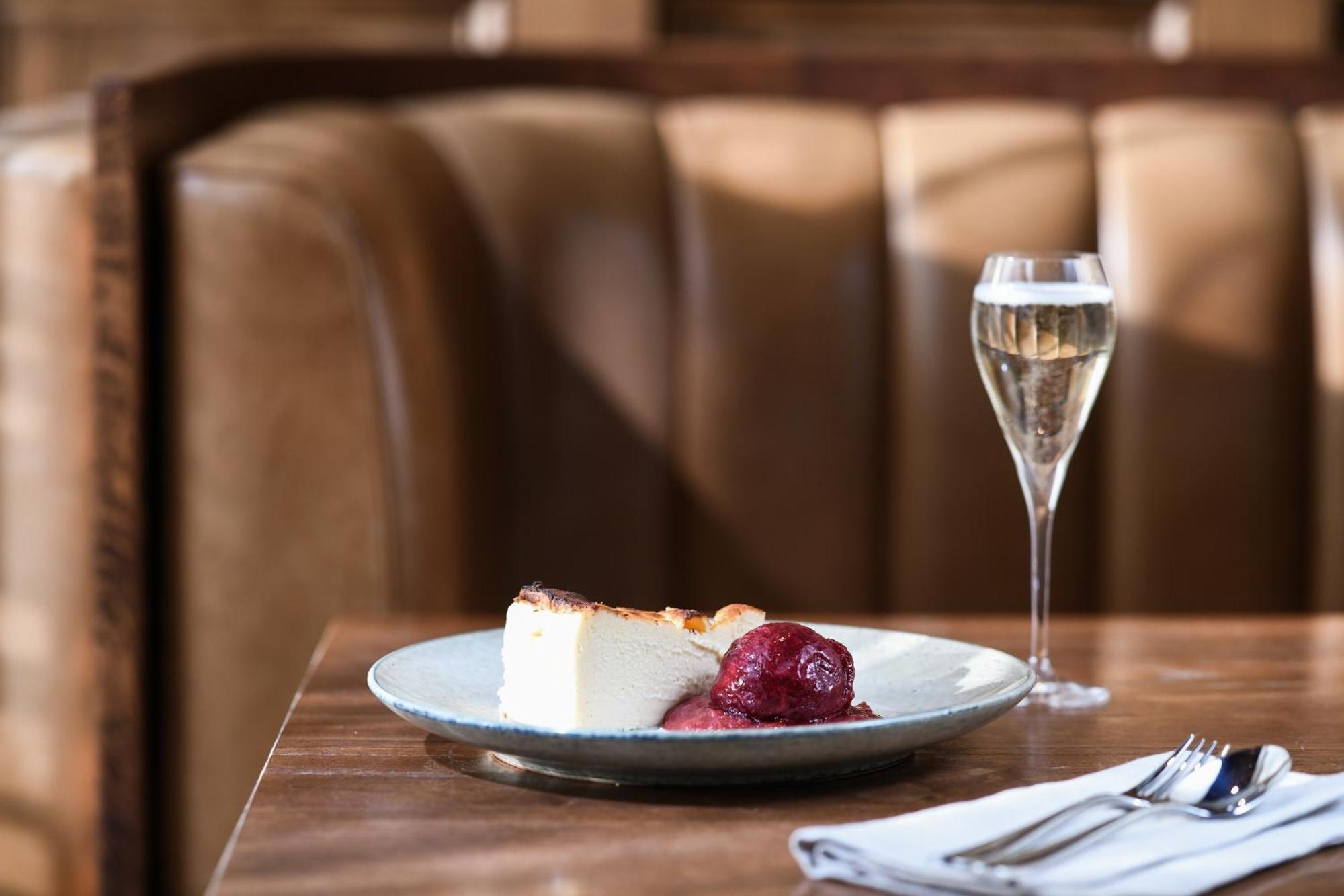 Powerhouse Hotel Tamworth By Rydges Eksteriør billede A glass of Champagne with a dessert