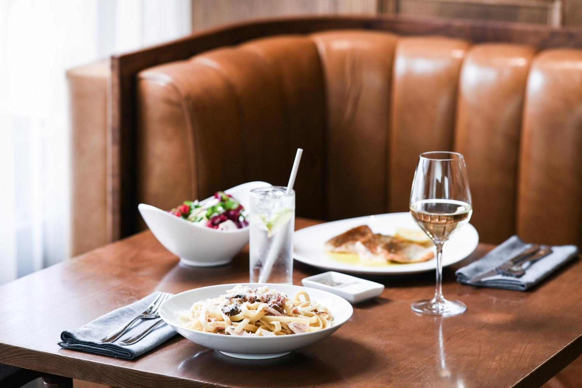 Powerhouse Hotel Tamworth By Rydges Eksteriør billede A meal at the restaurant