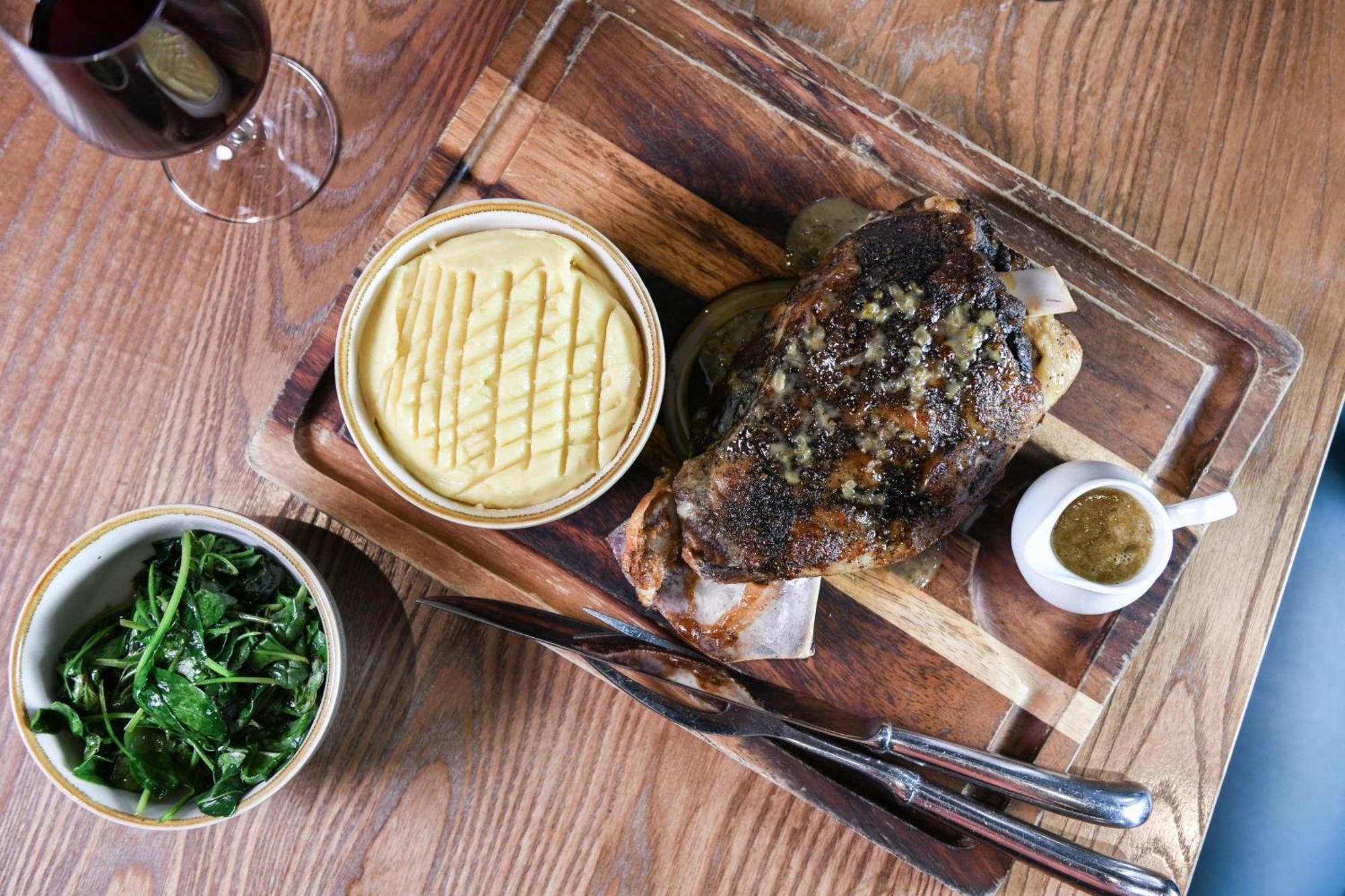 Powerhouse Hotel Tamworth By Rydges Eksteriør billede A whole turbot