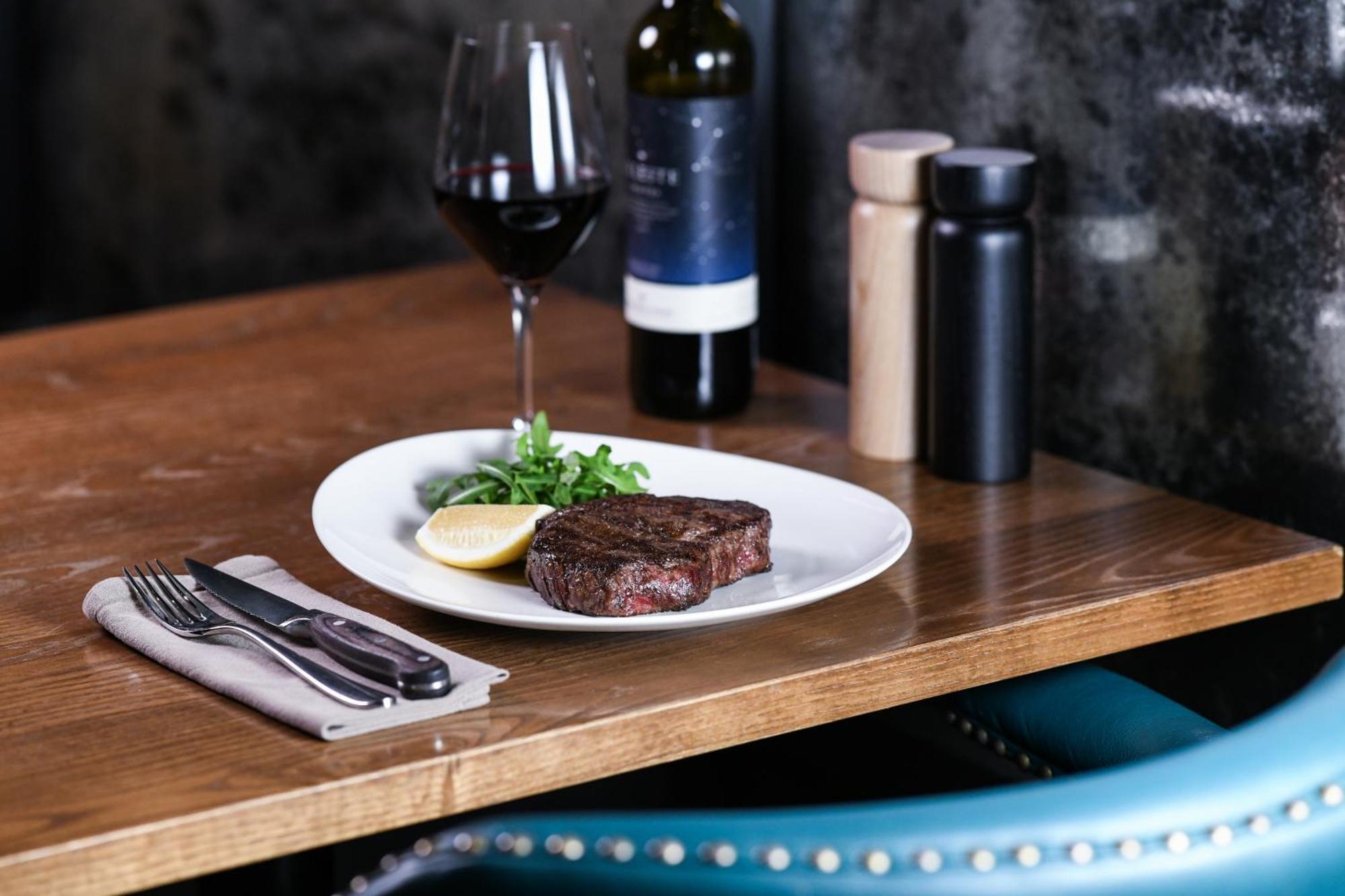 Powerhouse Hotel Tamworth By Rydges Eksteriør billede A steak and wine dinner