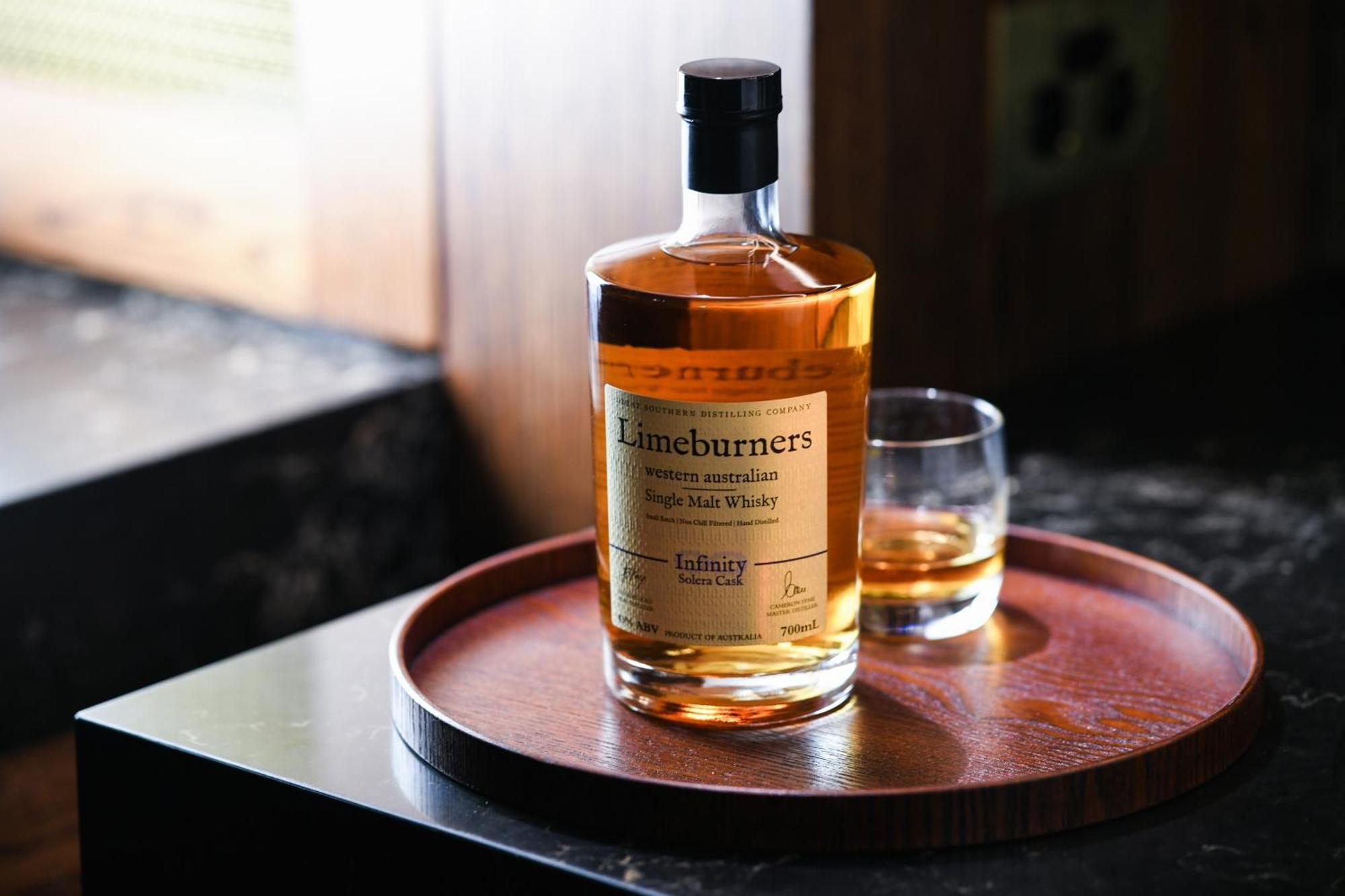 Powerhouse Hotel Tamworth By Rydges Eksteriør billede A bottle of single malt whisky