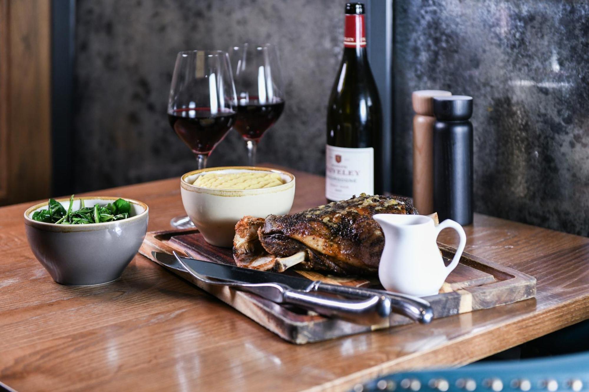Powerhouse Hotel Tamworth By Rydges Eksteriør billede A meal at the restaurant